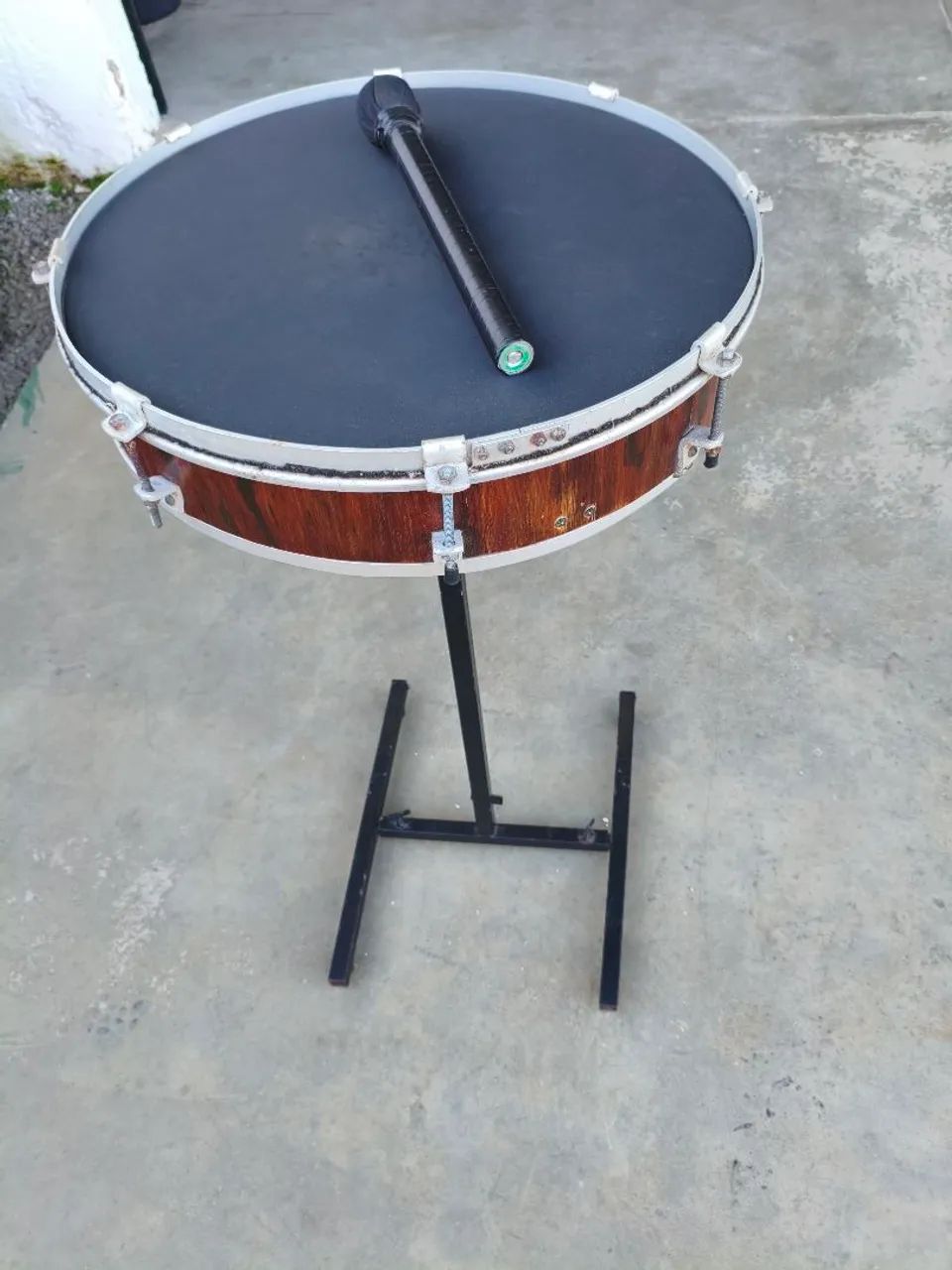 Surdo suspenso com suporte