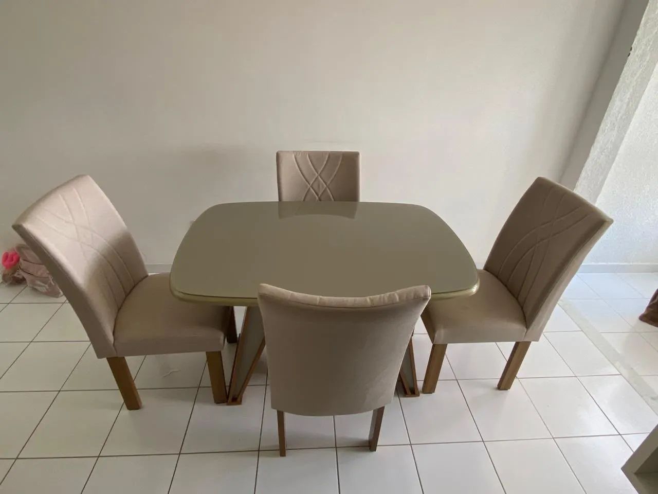 Mesa com 4 cadeiras