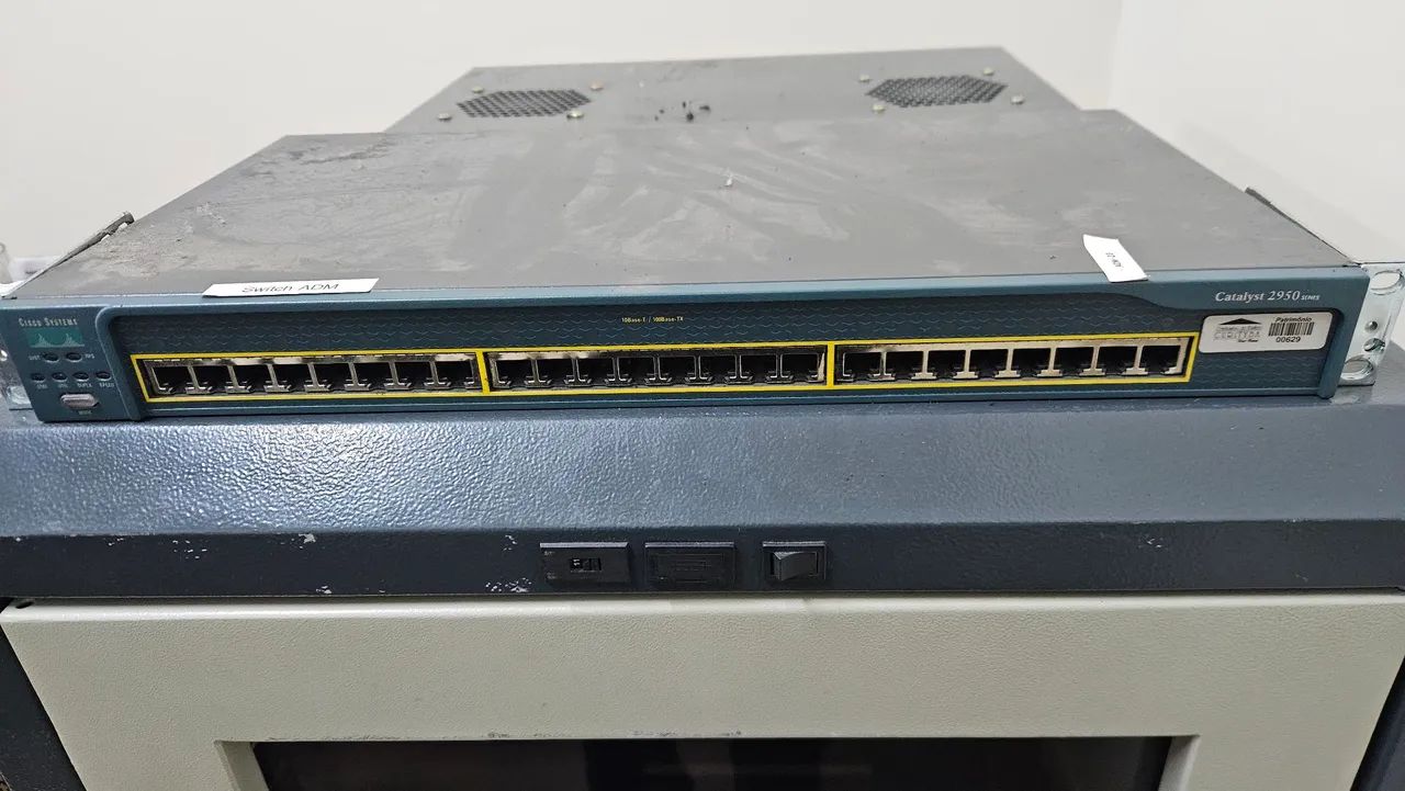 Switch Cisco Catalyst 2950 24 portas 10/100