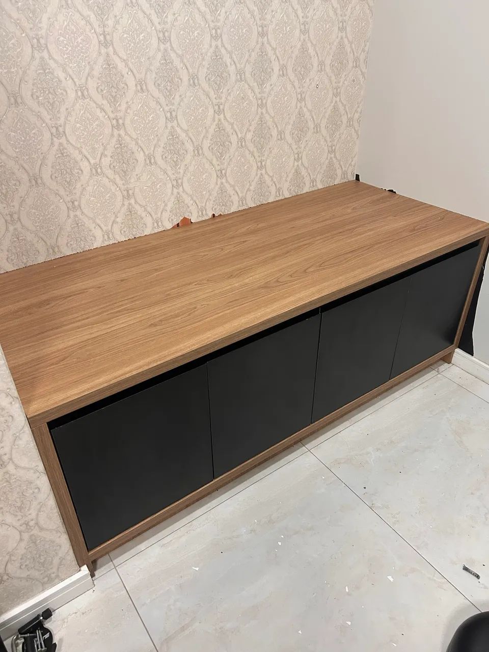 Rack / Balcão Buffet Moderno com 4 Portas - Amadeirado e Preto - Foto 2