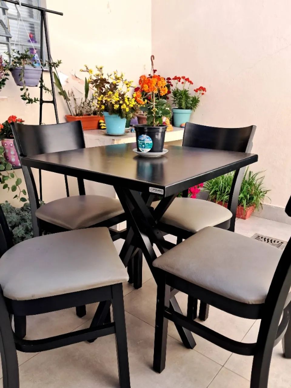 Mesa com 4 cadeiras 
