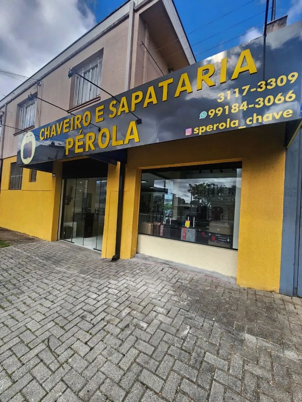 Vaga feminina de atendente de sapataria 