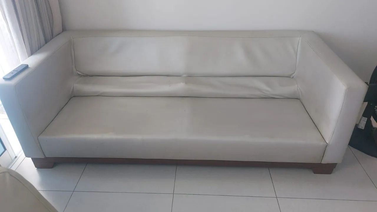 Vende-se sofá semi-novo.