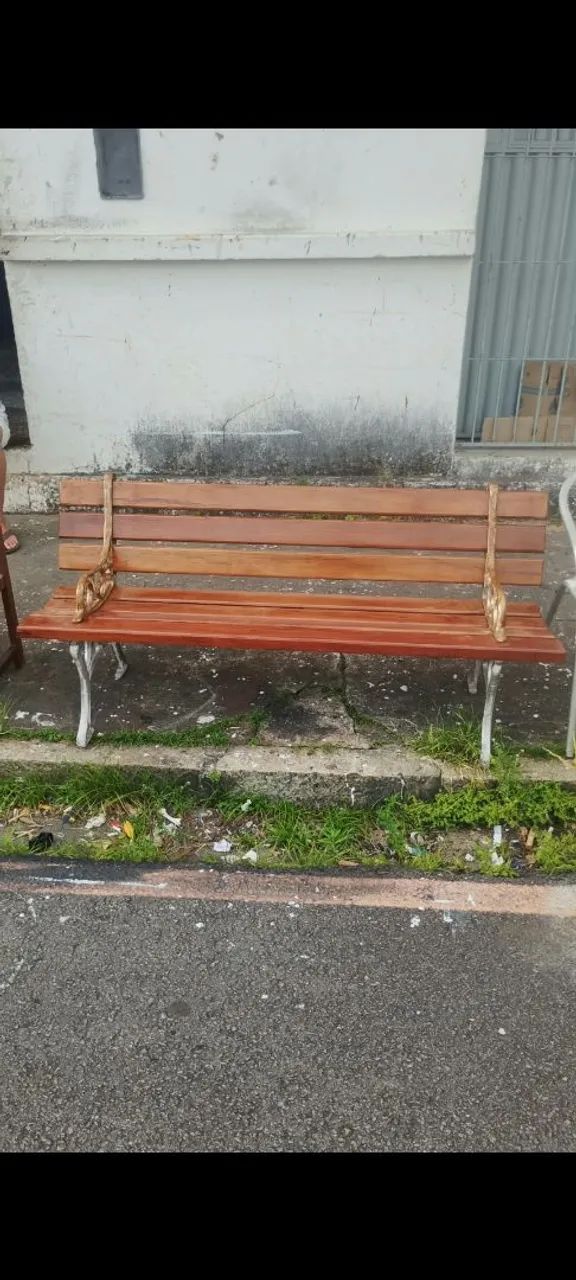 Banco de madeira e pé  d ferro