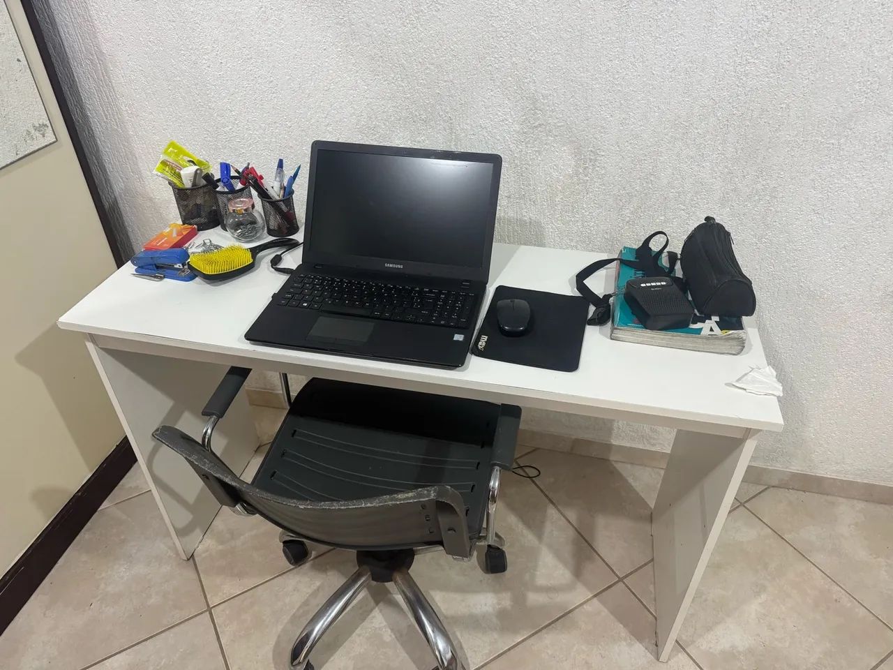 Mesa de estudo e cadeira