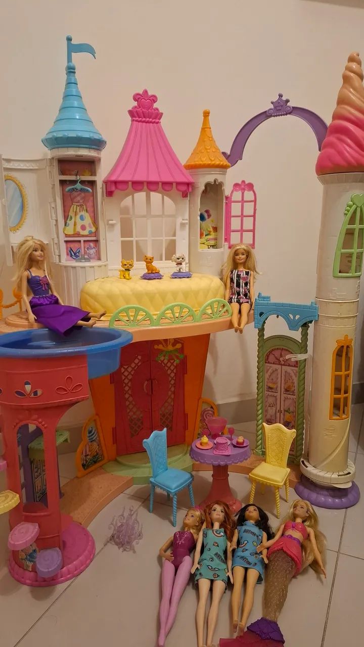 Castelo Barbie com bonecas e acessórios - Foto 2