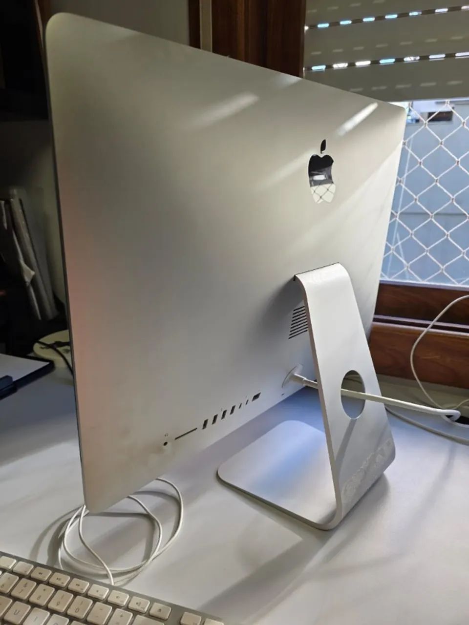 iMac Apple 21,5 2017 i5 8GB 256GB + teclado e mouse - Computadores