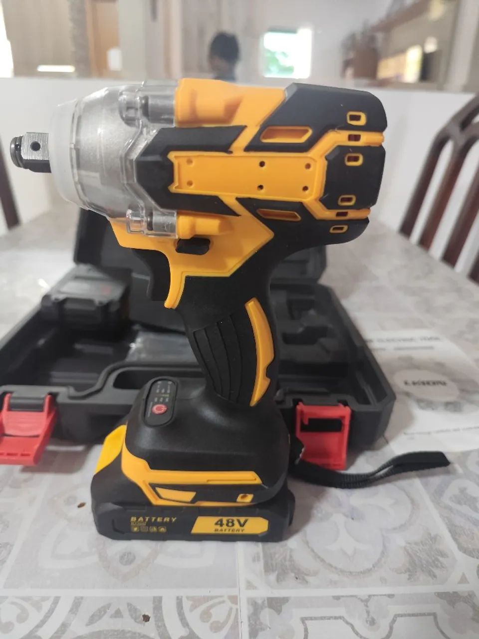 Chave de impacto furadeira parafusadeira com 2 baterias 48v NOVA com maleta e acessórios - Foto 2