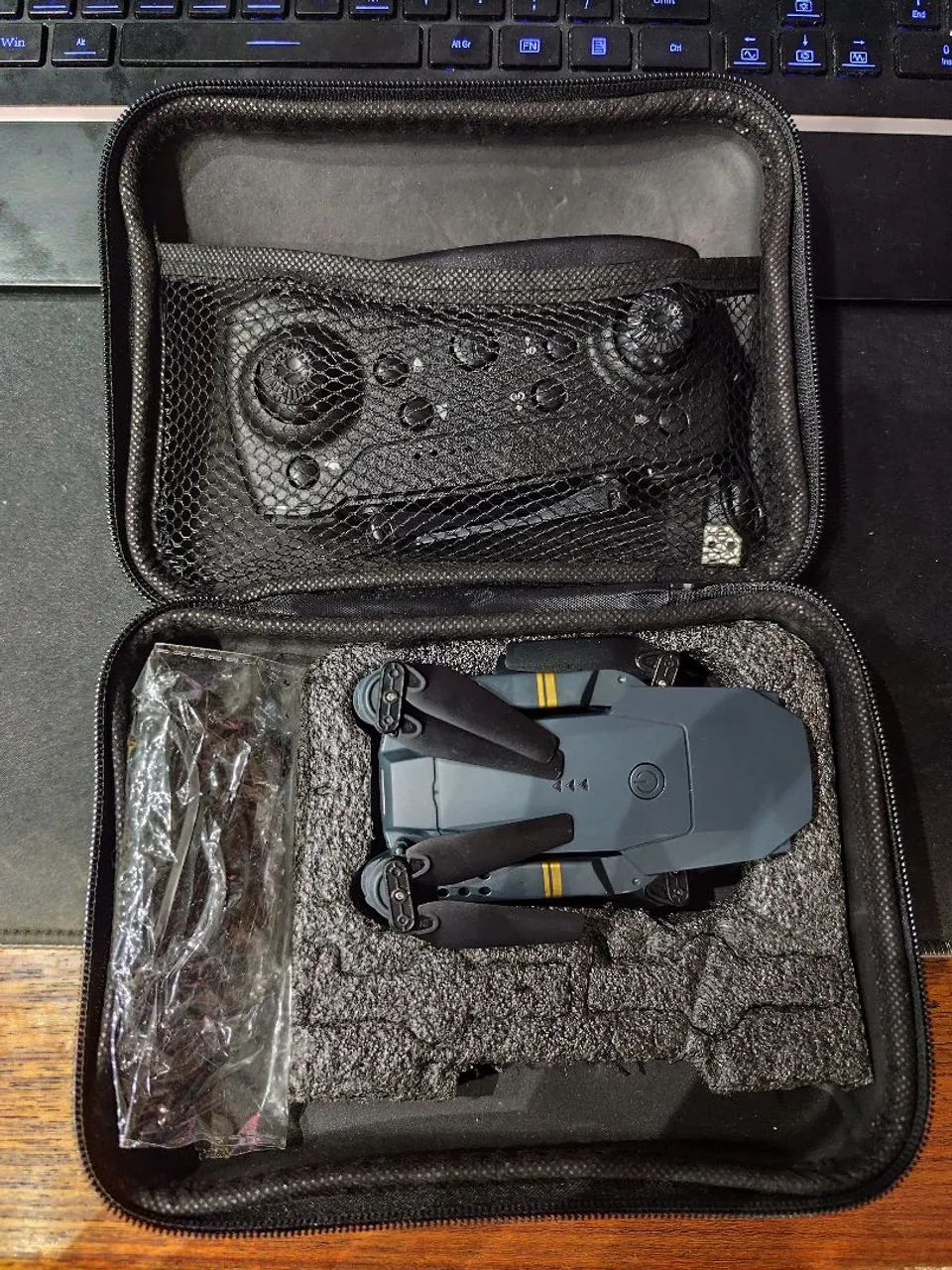 Mini Drone Dobrável com Controle e Maleta (Seminovo) - Foto 2