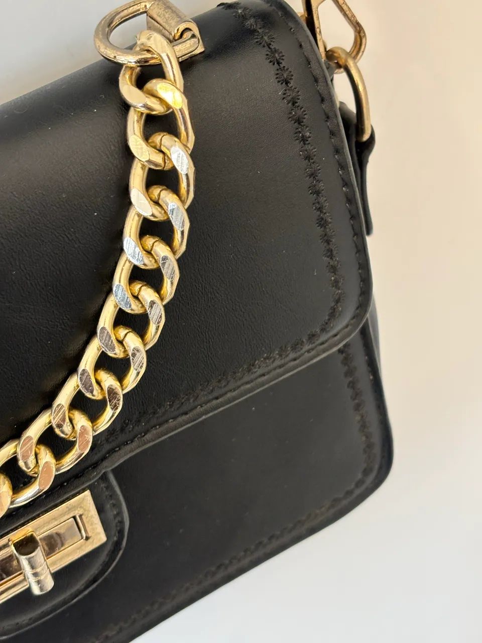 Bolsa feminina preta transversal com detalhes dourado  - Foto 3
