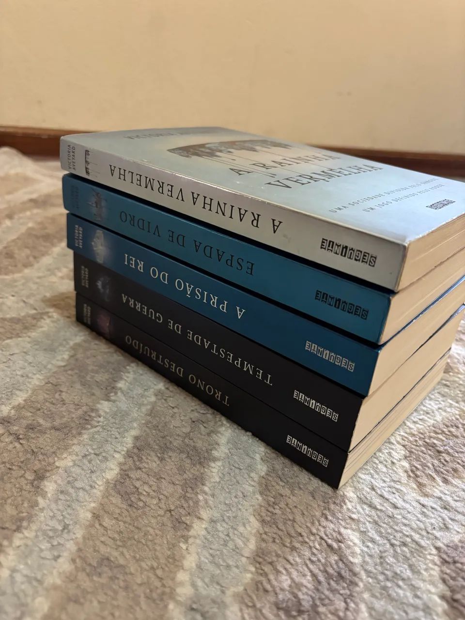 Saga: A rainha vermelha, com conto extra (5 livros)  - Foto 3