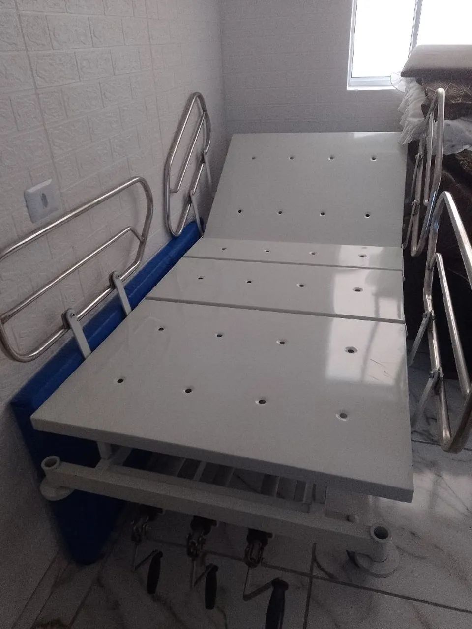 Cama hospitalar 3 manivelas com grades
