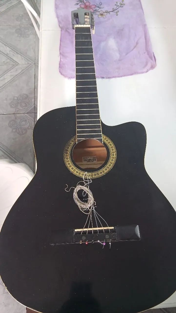 Violão madrie semi novo elétrico...precisa de reparo..vendo pra quem intendi
