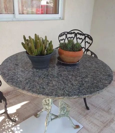 Mesa para jardim granito e ferro fundido.Conservada