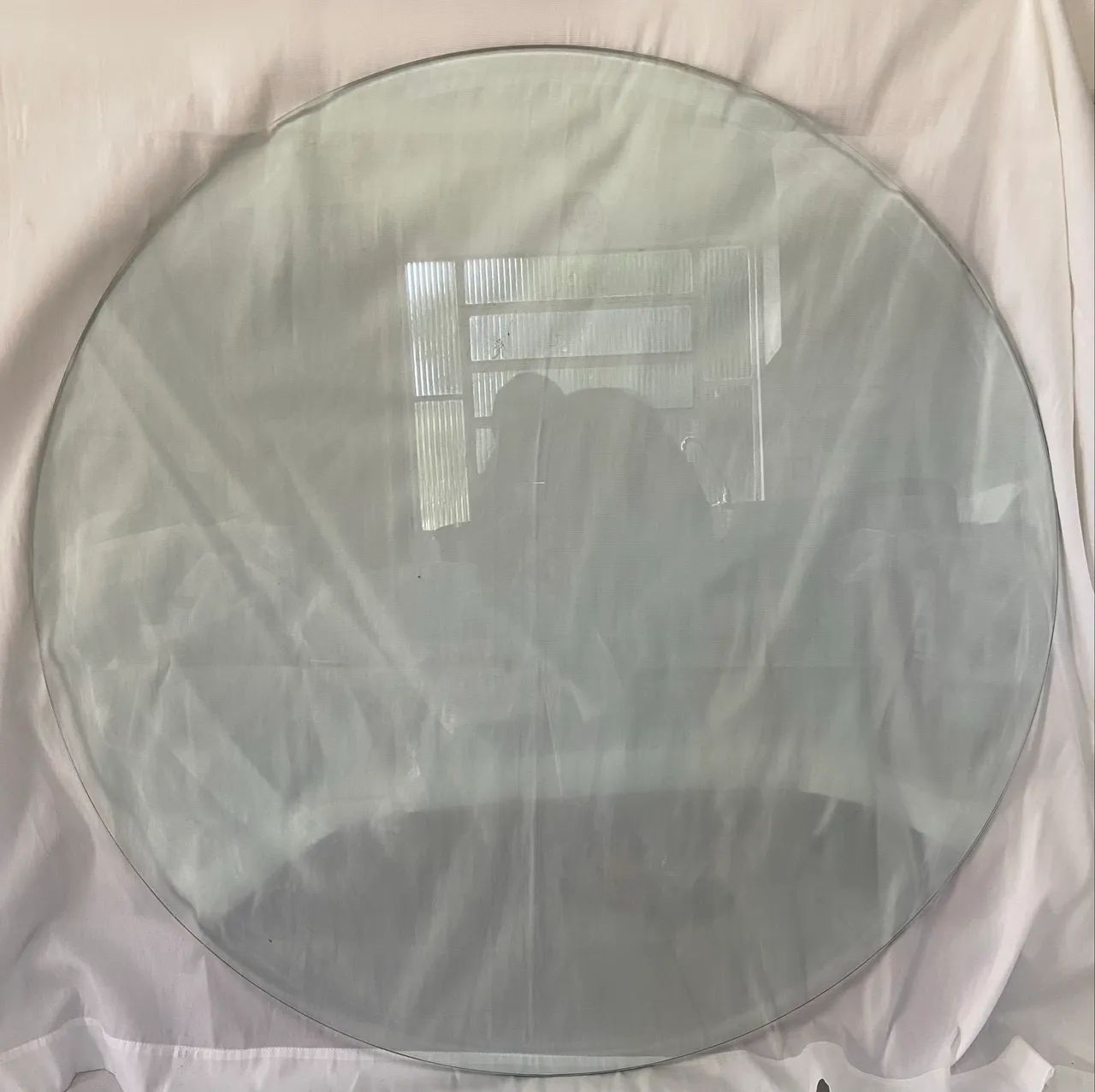 Tampo de vidro redondo aproximadamente 110 cm de diâmetro