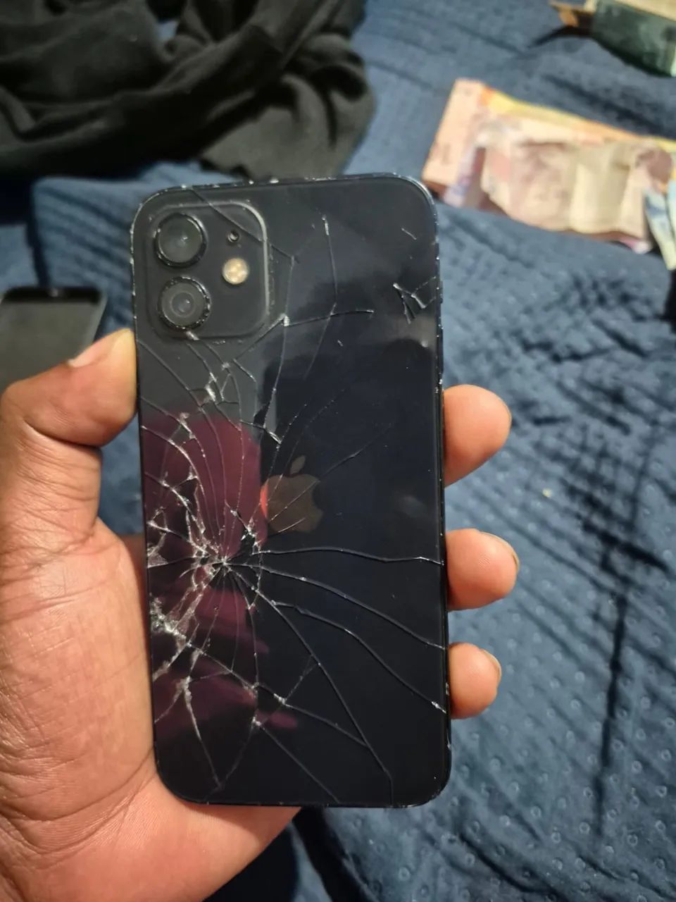 iPhone 12 traseira trincada somente - Foto 2