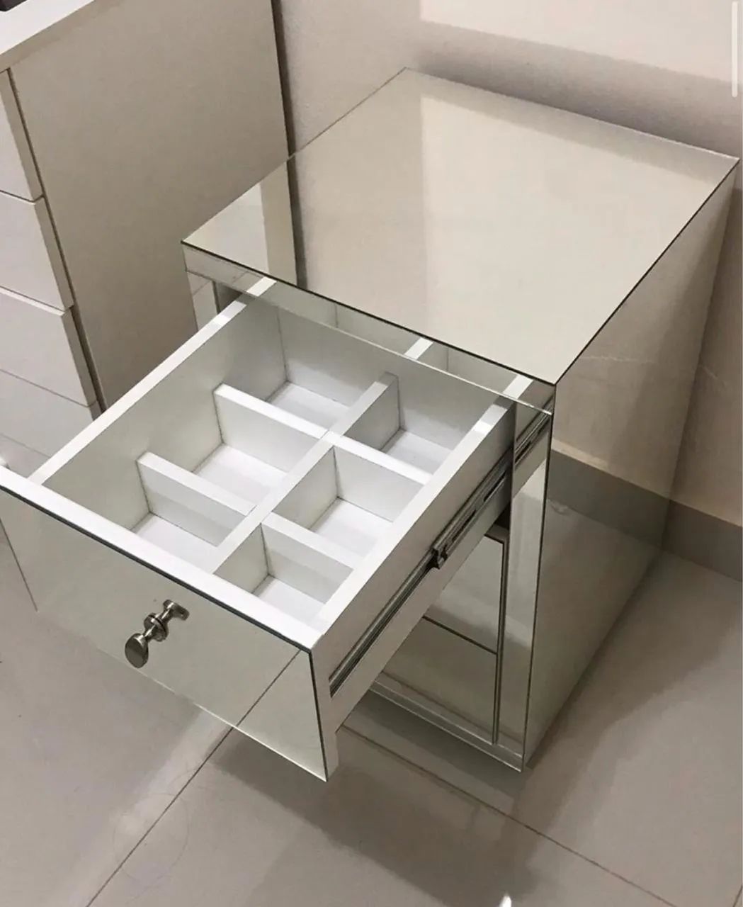 Mesa de cabeceira com divisórias