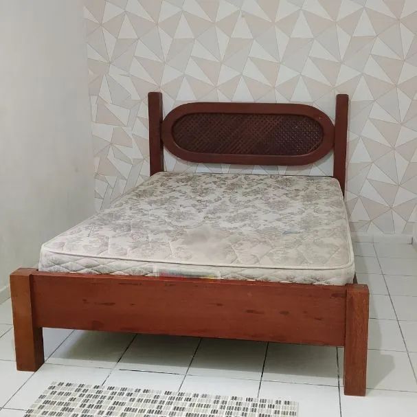 Cama de madeira maciça 