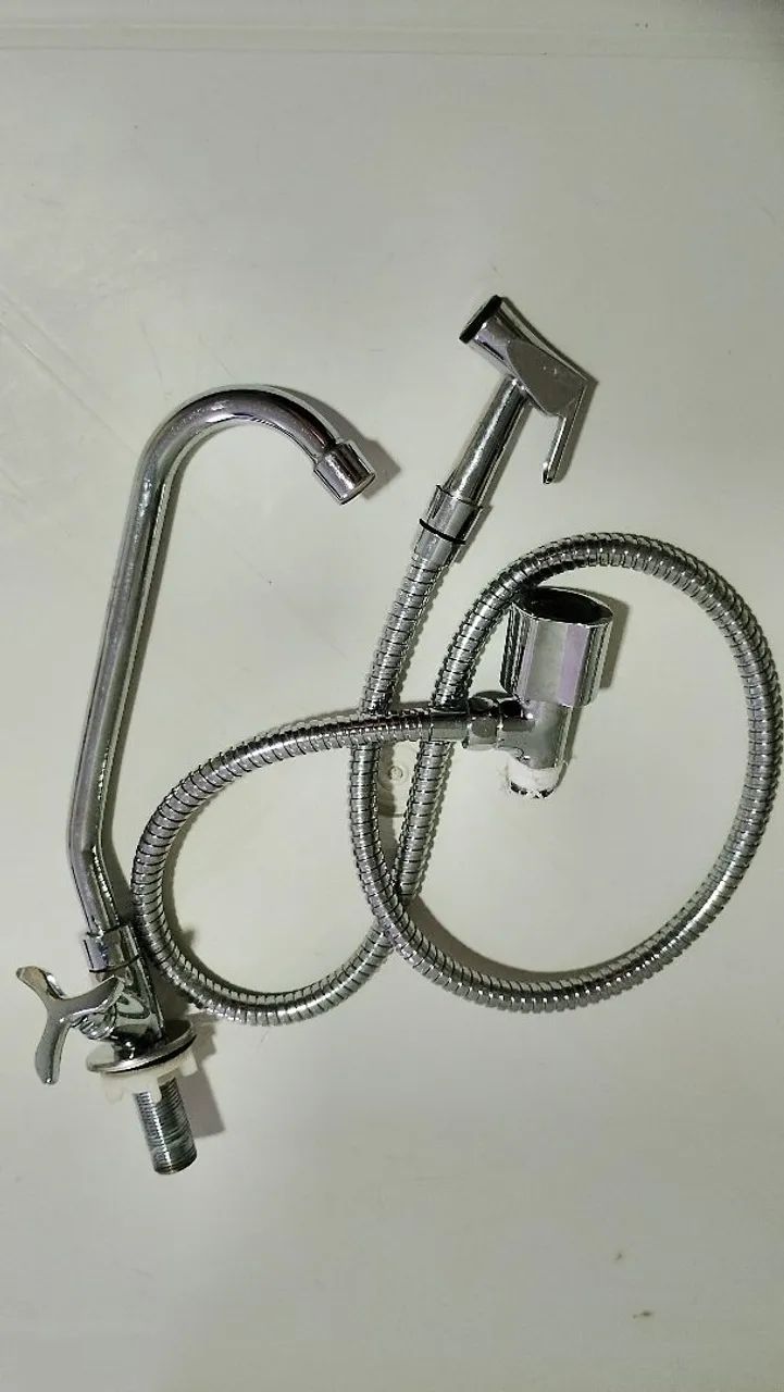 Torneira e ducha cromada