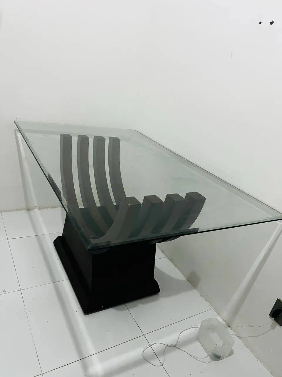 Mesa de Jantar em Vidro com Base de Madeira Maciça - Design Curvo