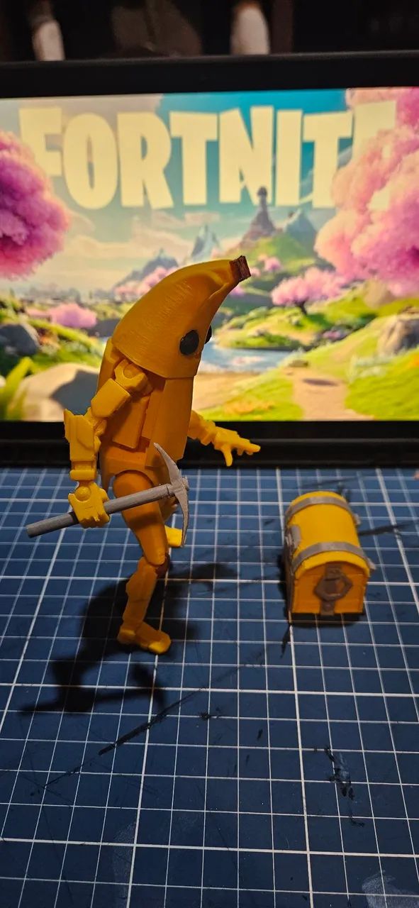 Boneco Articulado Peely Fortnite + Kit Armas E Baú Em ABS - Foto 3
