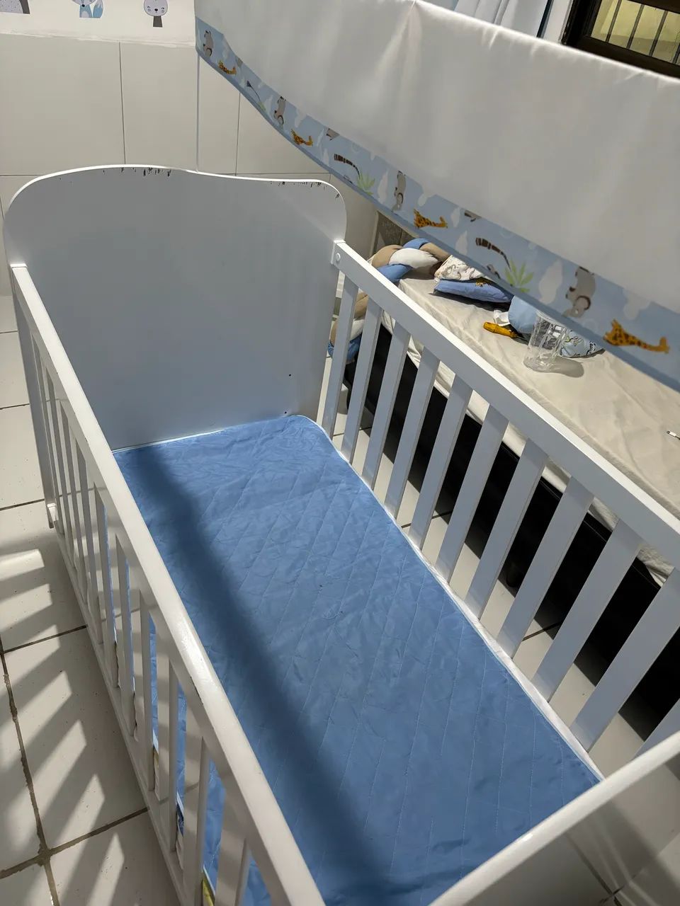Berço infantil branco com rodinhas e colchão  - Foto 3