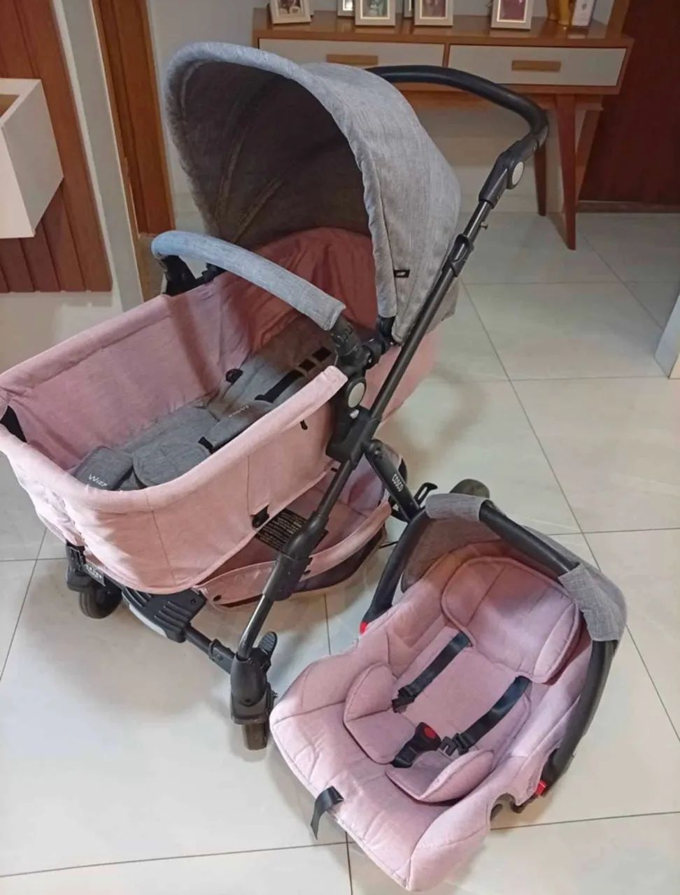 Vendo carrinho de bebê cosoco rosa e cinza  e bebê conforto  - Foto 3