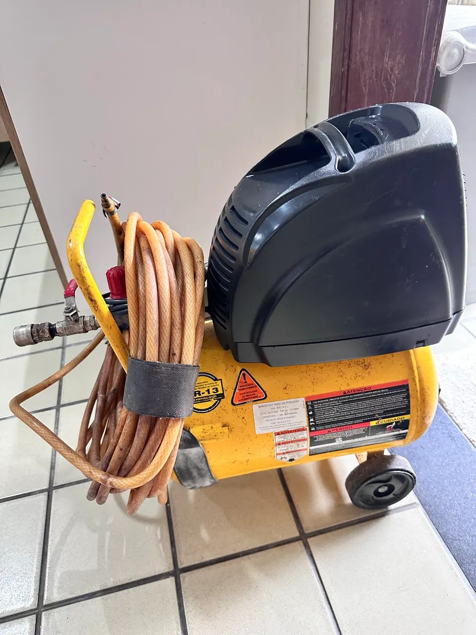 Vendo Compressor de Ar Schulz Twister 20L (Isento de Óleo) + Acessórios - Foto 4