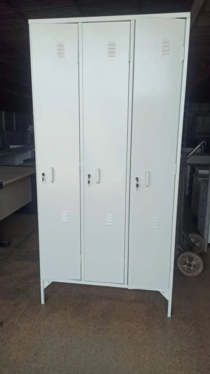Armário de aço branco com 3 portas