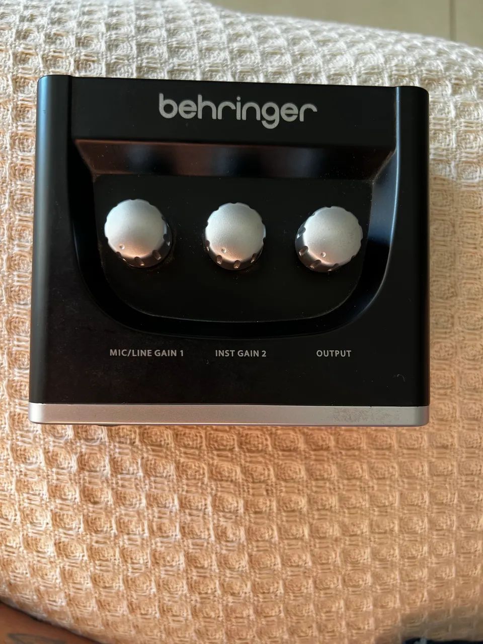 Amplificador De Microfone Behringer UM2 - Foto 4