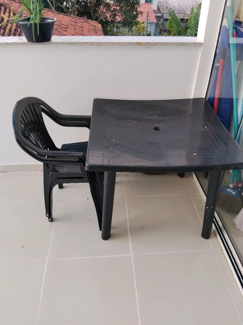 Vendo 2 mesas desmontáveis e 2 cadeiras