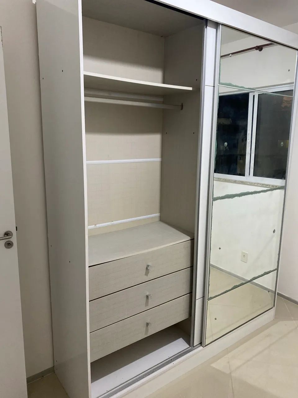 Vendo guarda roupas casal 2 portas de correr, três gavetas e espelhos
