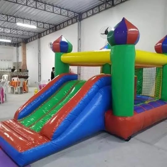 Castelo inflável com escorregador 