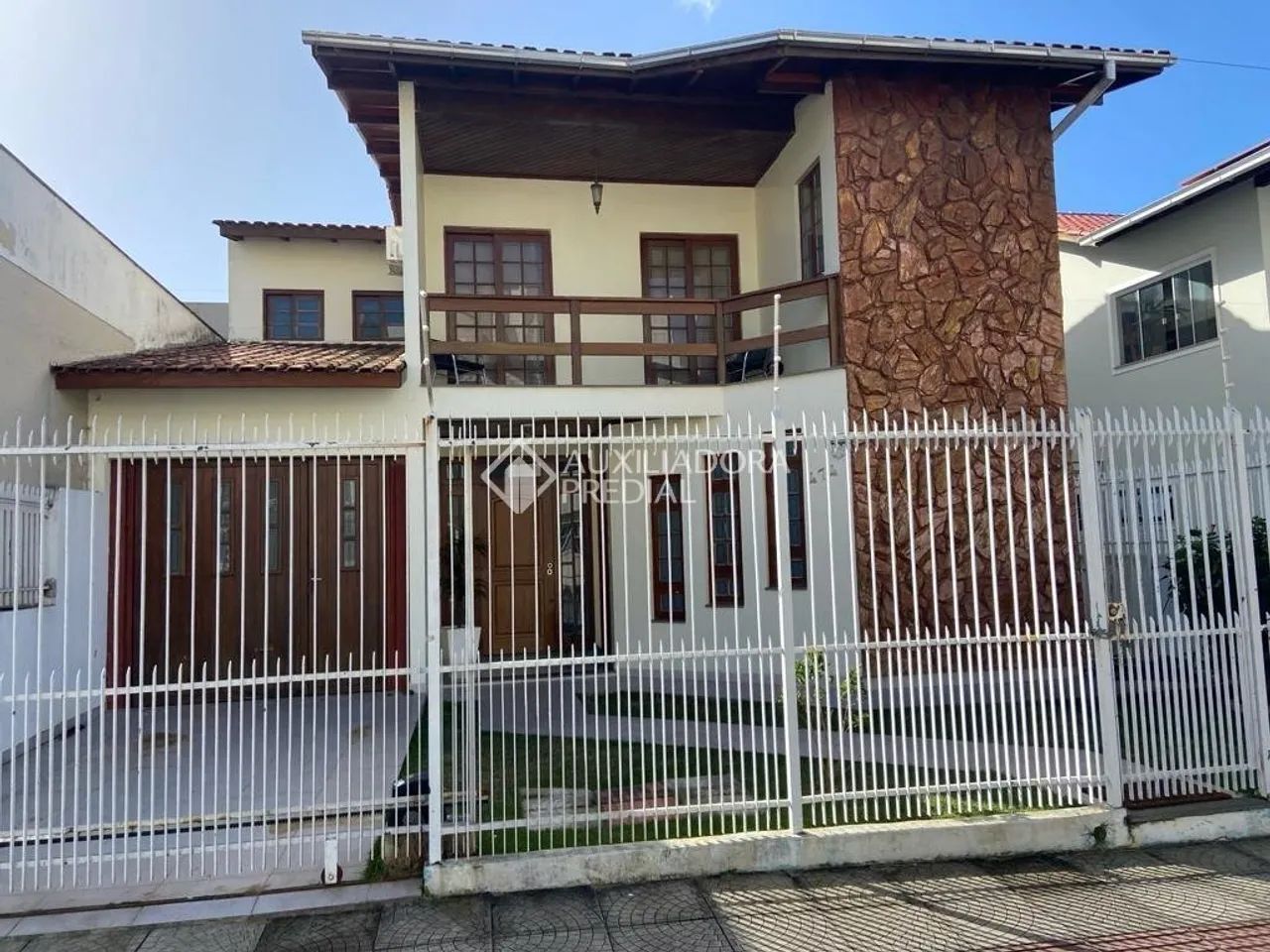 Casa à Venda com 5 dormitórios e piscina no Canto, Florianópolis - Foto 2