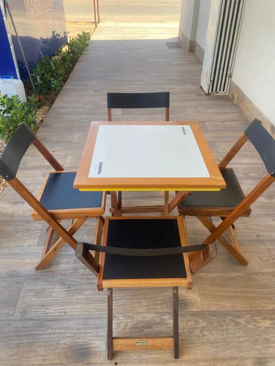 Conjunto de cadeiras e mesa