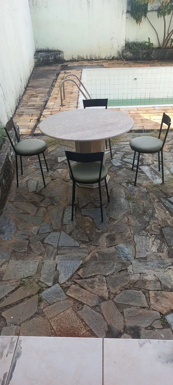 Mesa de mármore com 04 cadeiras 