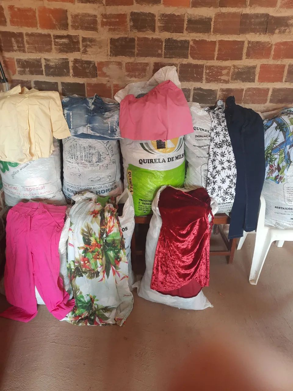 Vende-se 8 Sacos de Roupas Usadas 