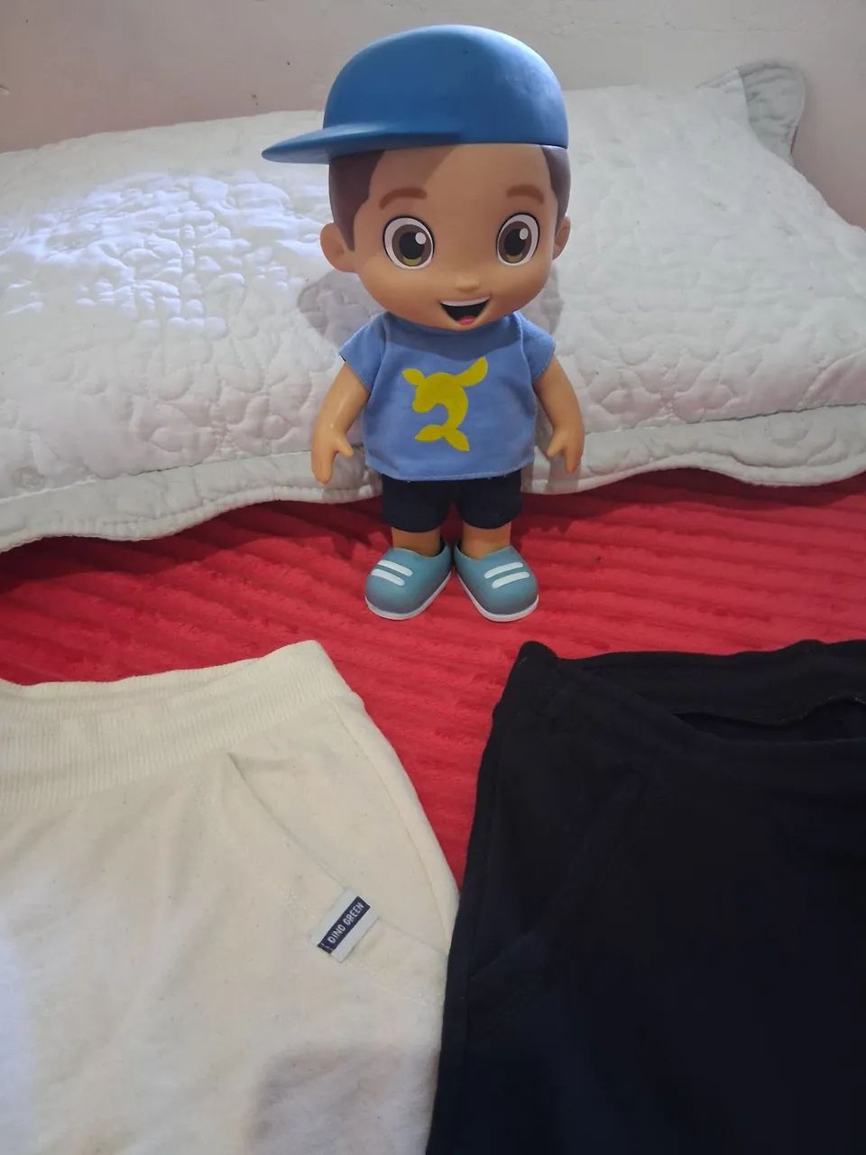 Boneco Luccas Neto e 3 shorts novos .