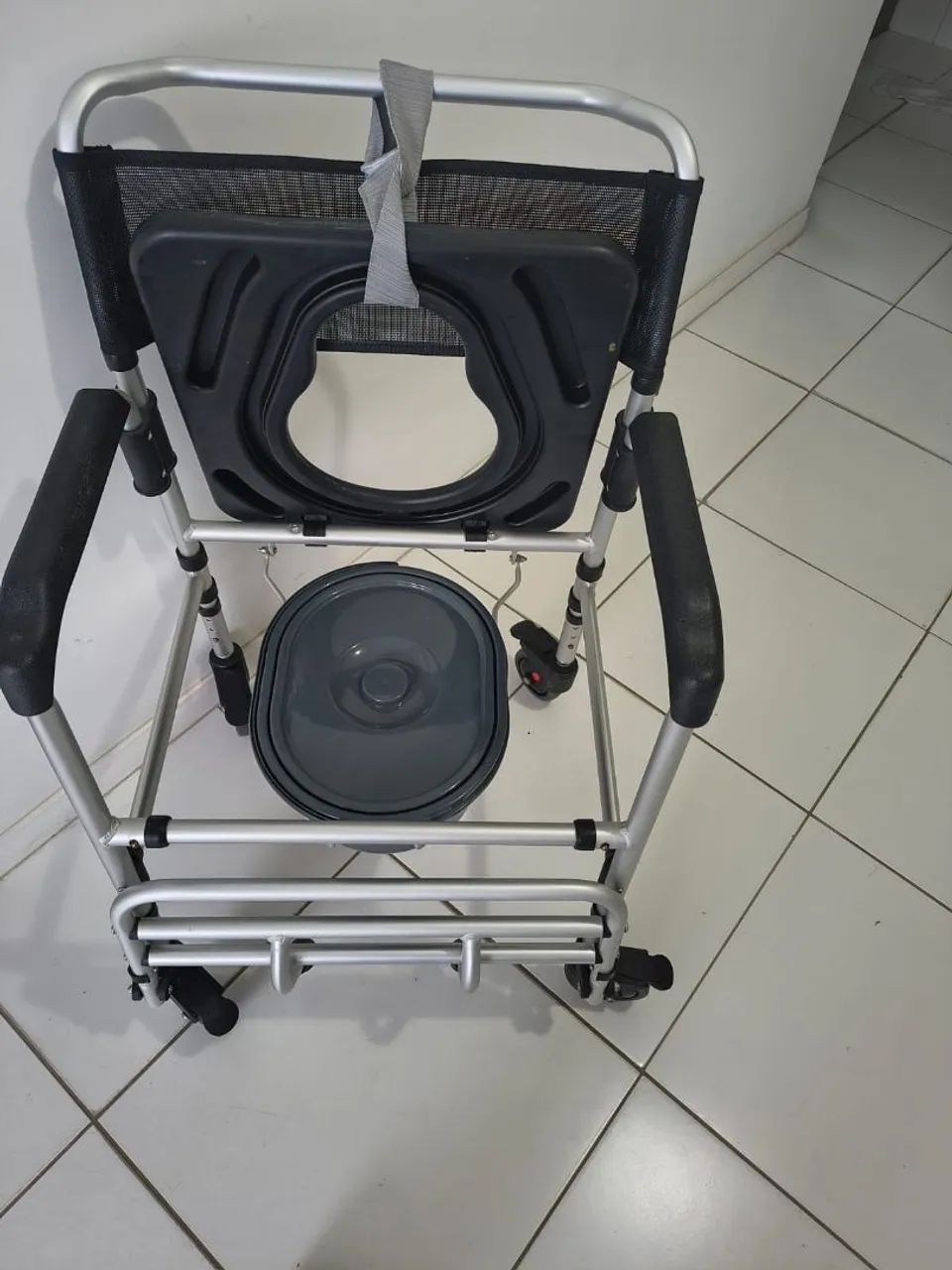 Cadeira de banho e andador. - Foto 2