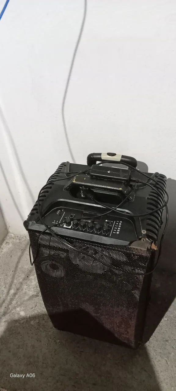 Caixa de som amplificada grande e microfones - Foto 5