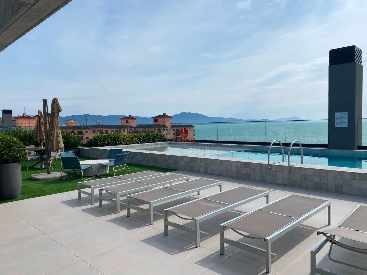 Apartamento com 3 suítes a 100m da praia à venda em Jurerê - Florianópolis/SC.