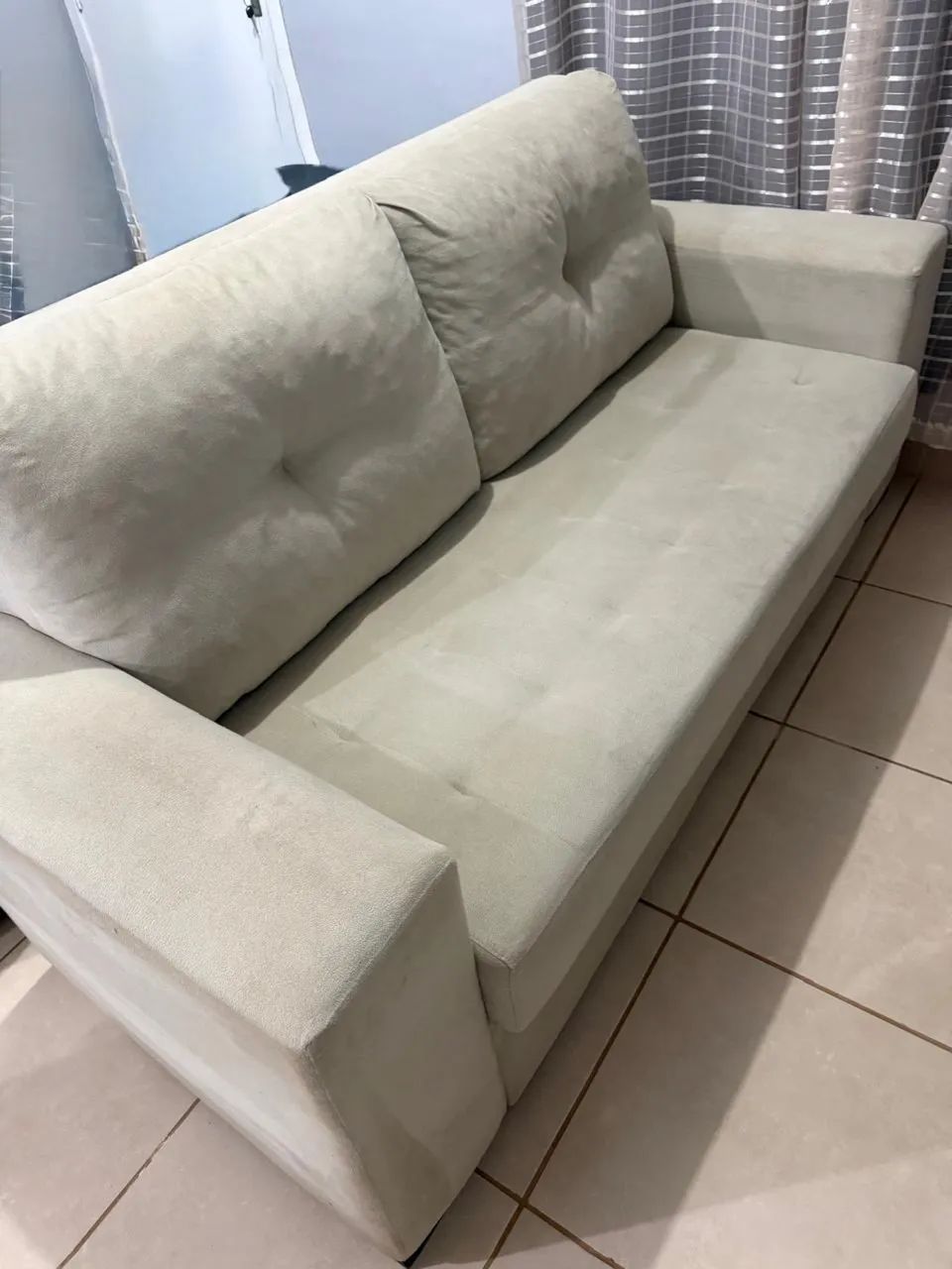 Sofá 2 Lugares Bege/Off-White - Confortável e Bem Conservado