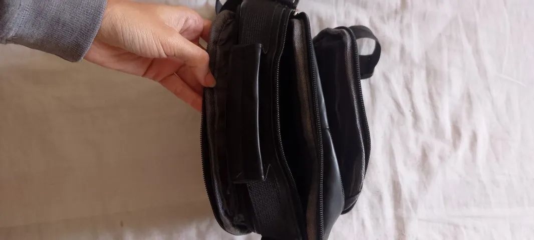 Bolsa transversal preta com alça - Foto 2