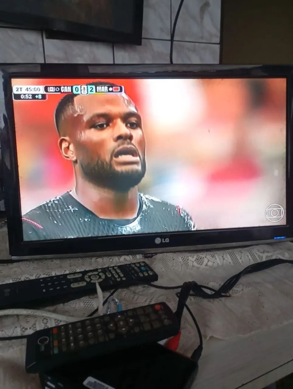 Tv LG 24 polegadas conversor digital e controle.