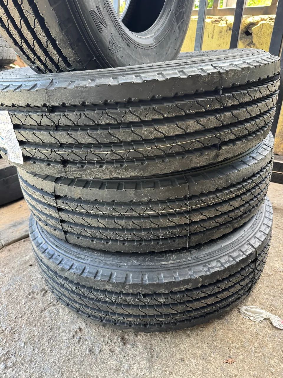 Pneus 215/75/17.5 - Foto 2