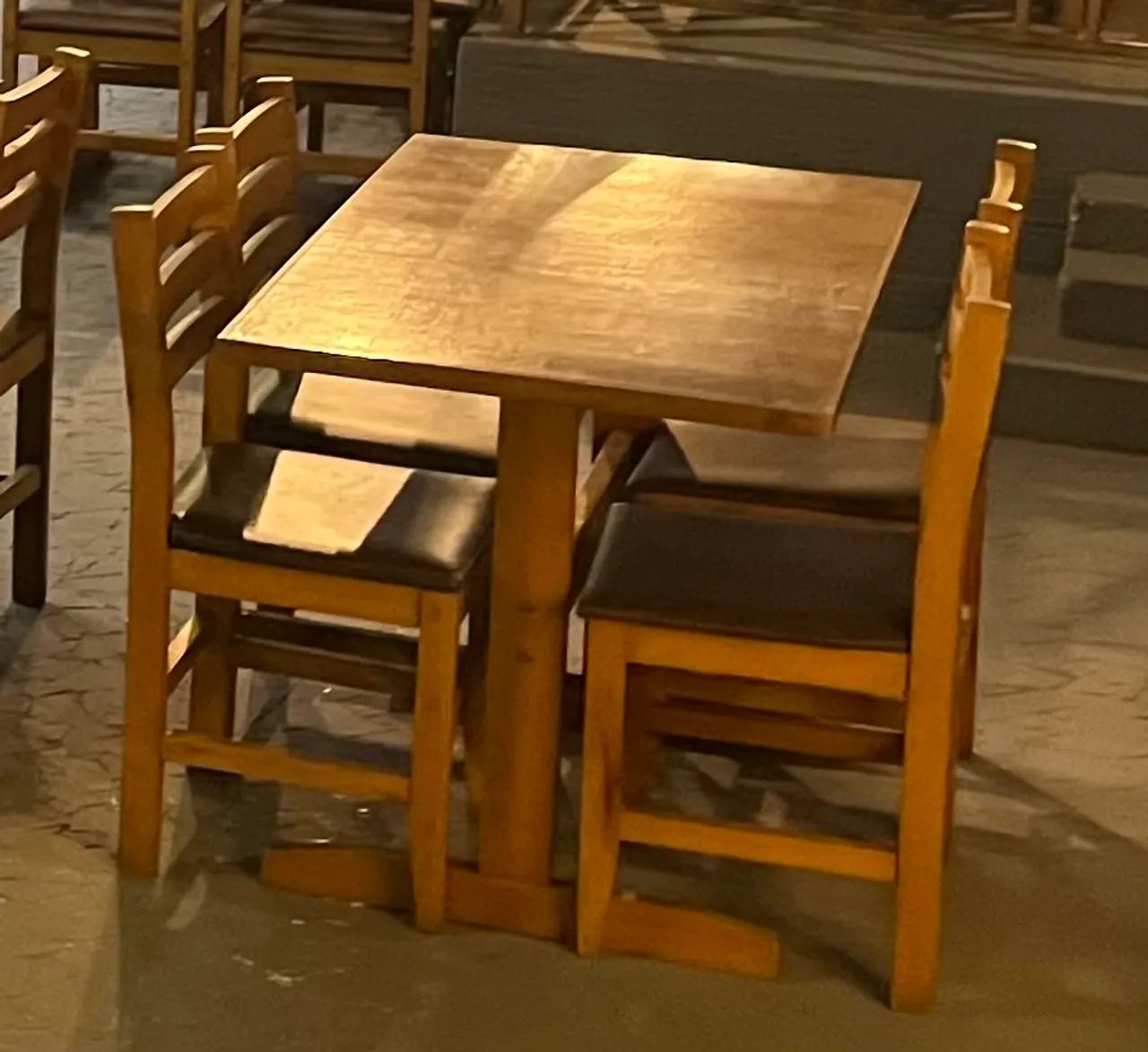 Mesa e cadeira 
