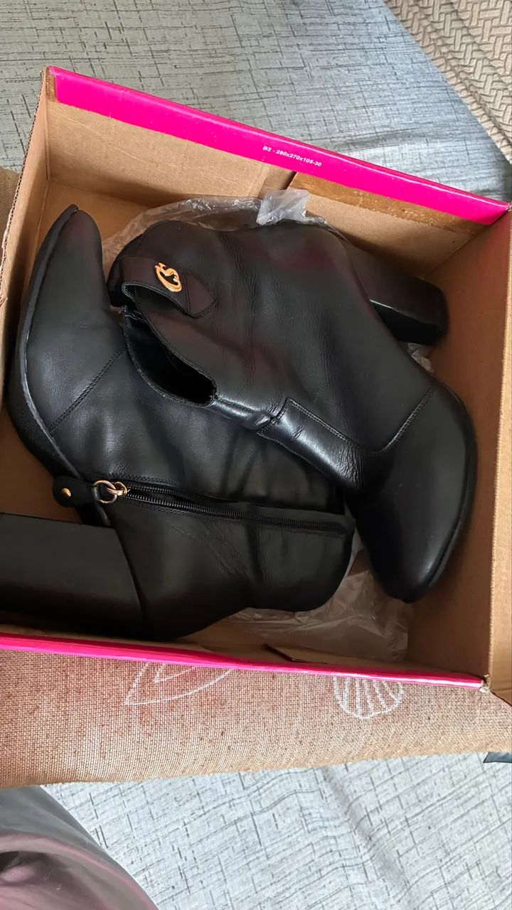 Bota couro da Carmen Steffens 36.