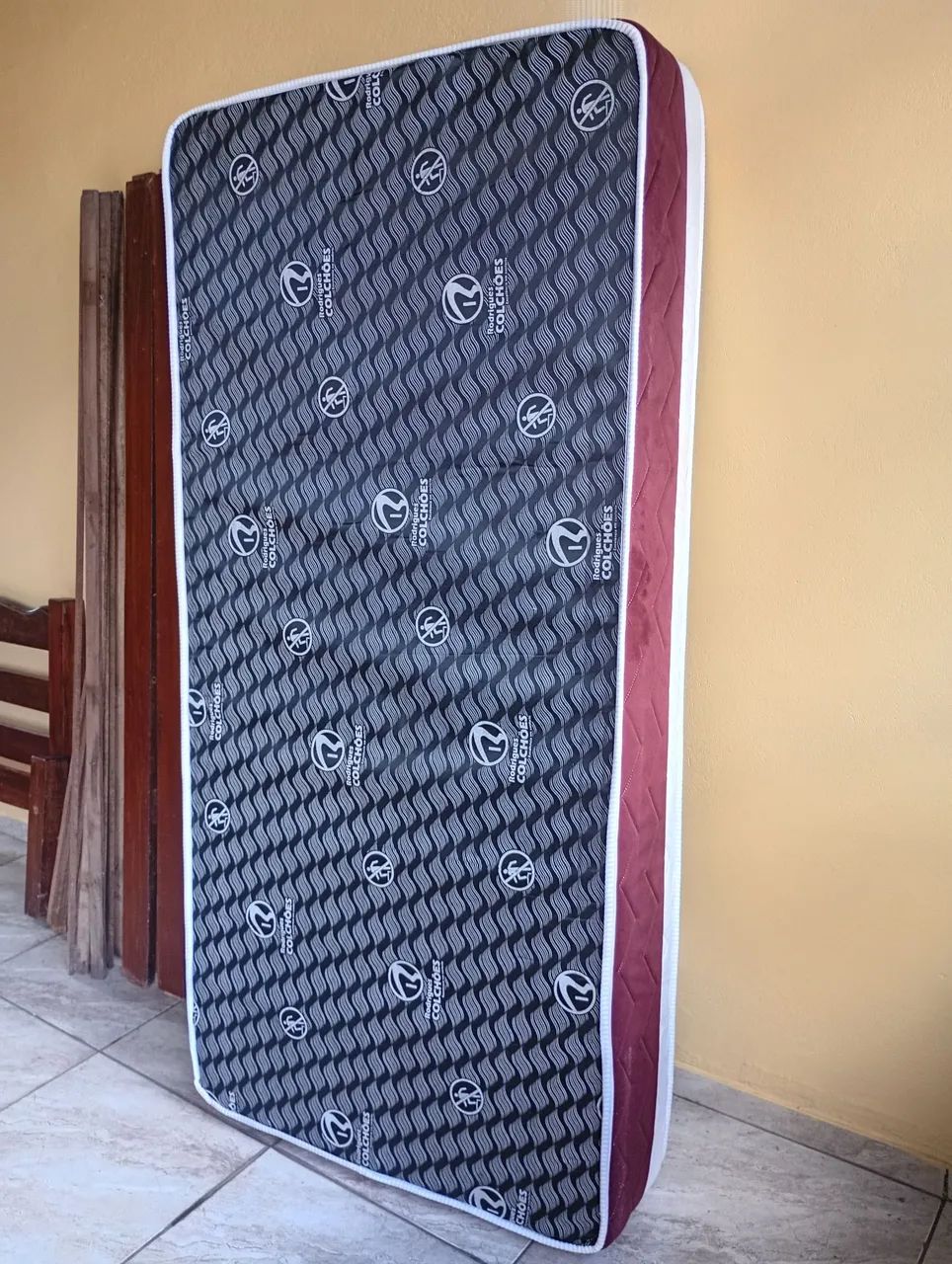 Vendo cama de solteiro com colchão  - Foto 2