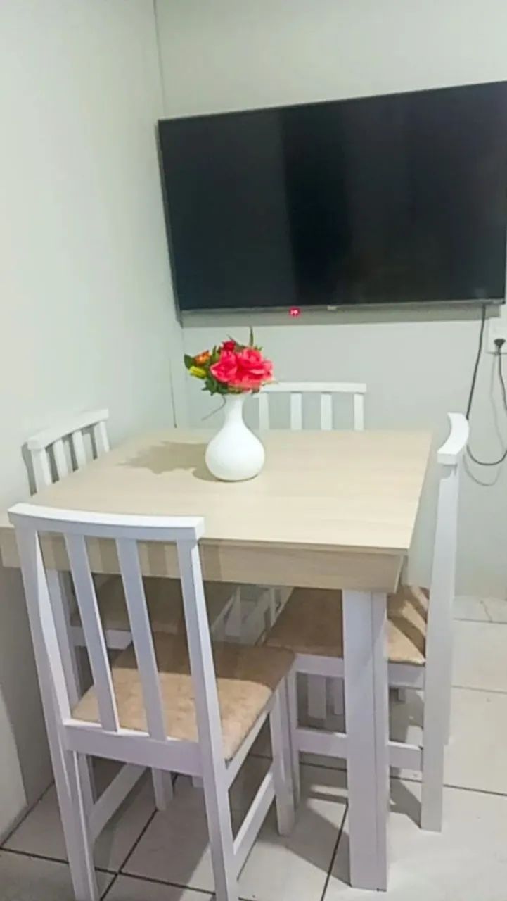 Mesa com 4 cadeiras novo 