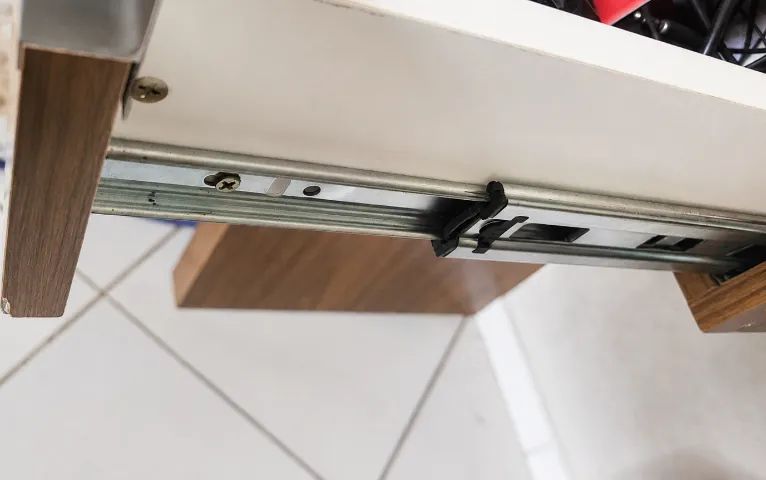 Escrivaninha de Madeira com 2 Gavetas - Home Office/Estudos - Foto 4